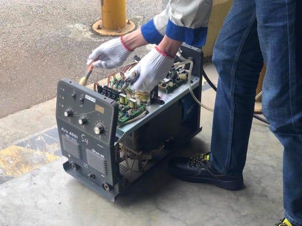 Máy hàn que - Công cụ quan trọng trong ngành hàn kim loại