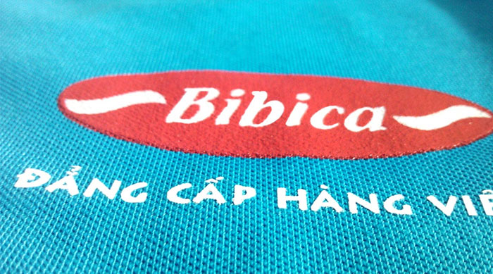 Cận cảnh in logo lên vải tại đồng phục Thành Công