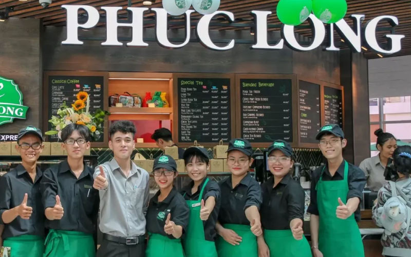 Đồng Phục Quán Cafe: Bí Quyết Chọn Mẫu Đẹp, Chuyên Nghiệp 11 Đồng phục nhân viên quán Phuc Long