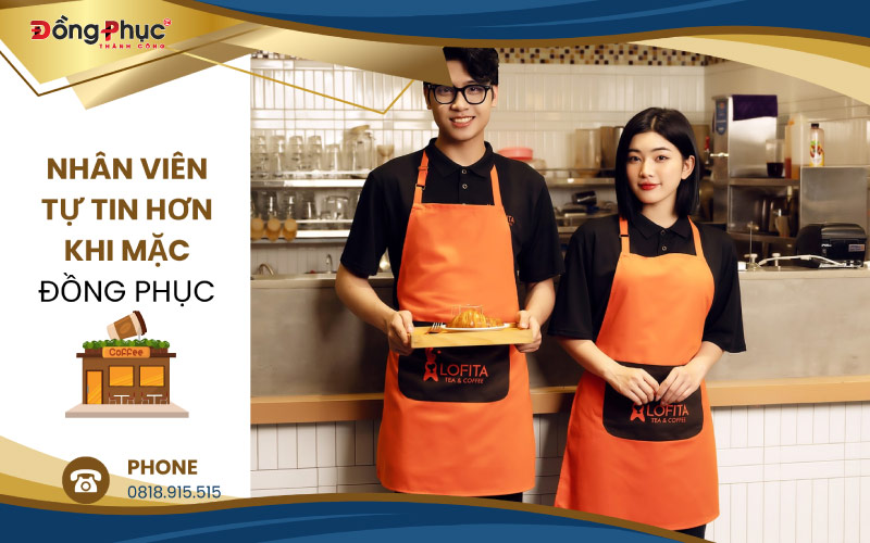 Nhân viên mặc đồng phục quán cafe có logo thương hiệu