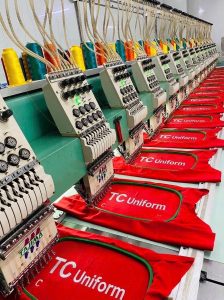 In thêu logo áo thun đồng phục: so sánh chi phí và độ bền
