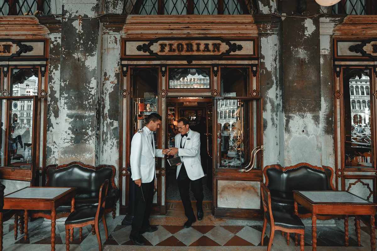 Đồng phục nhân viên nhà hàng fine dining lịch lãm sang trọng