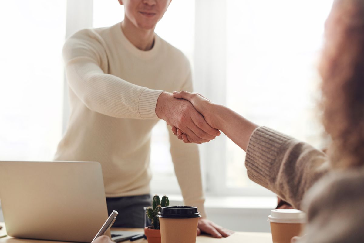 7 Mẫu Đồng Phục Văn Phòng Đẹp Được Ưa Chuộng 2026 7 Nhân viên văn phòng mặc đồng phục chuyên nghiệp trong cuộc họp