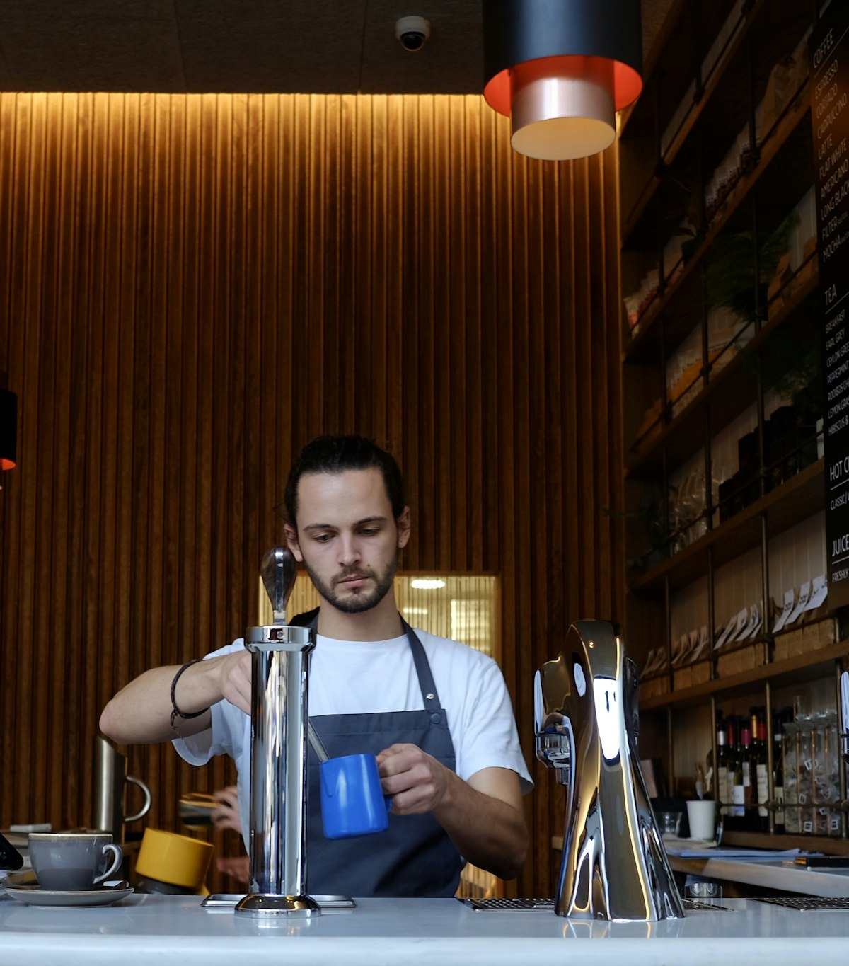 Phong cách phục vụ nhân viên cafe mặc tạp dề lịch sự