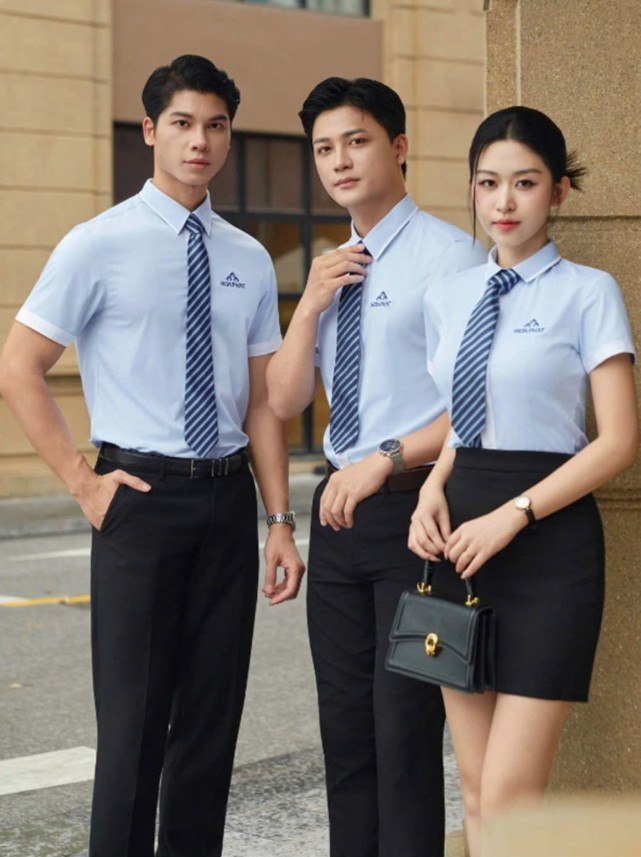 áo sơ mi đồng phục văn phòng tay ngắn xanh nhạt phối cà vạt sọc — đồng phục công sở TPHCM