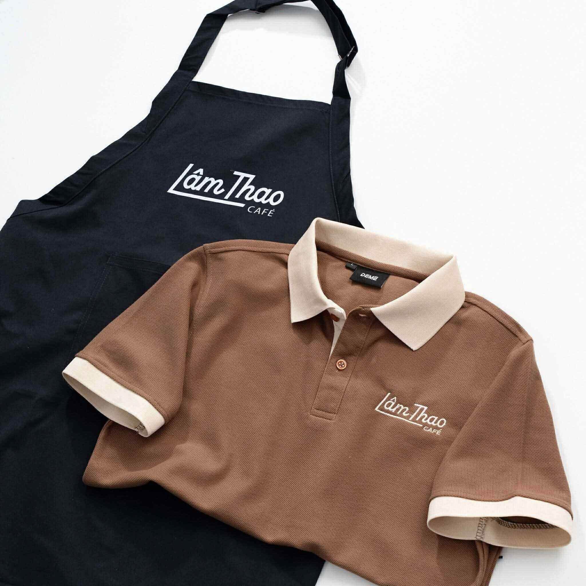 đồng phục cafe polo nâu cafe sữa kết hợp tạp dề đen thêu logo