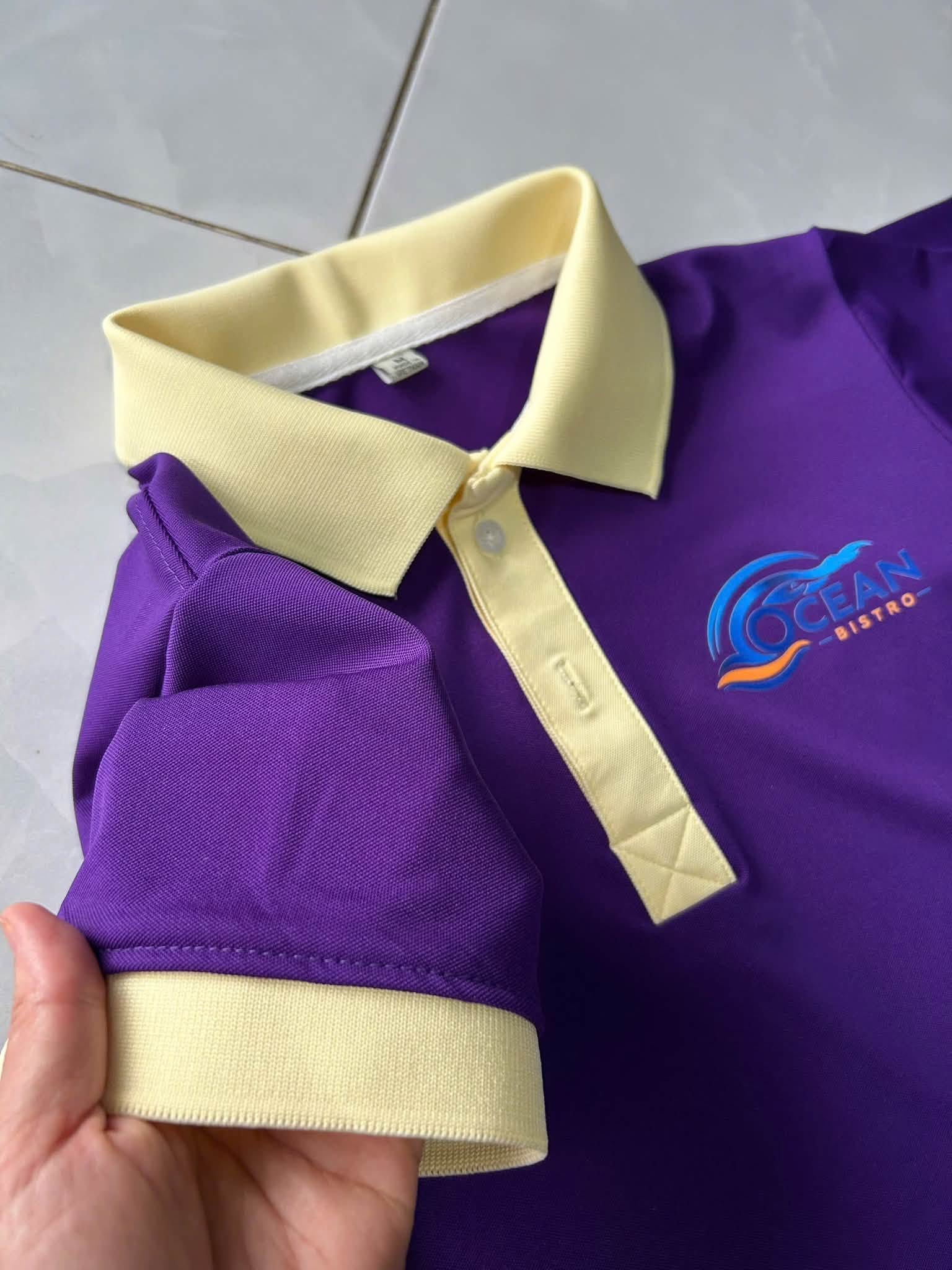cận cảnh thêu logo café trên áo polo đồng phục nhà hàng