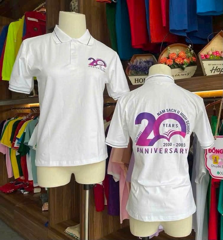 áo polo trắng bo đen đồng phục trường học in logo sự kiện kỷ niệm 20 năm