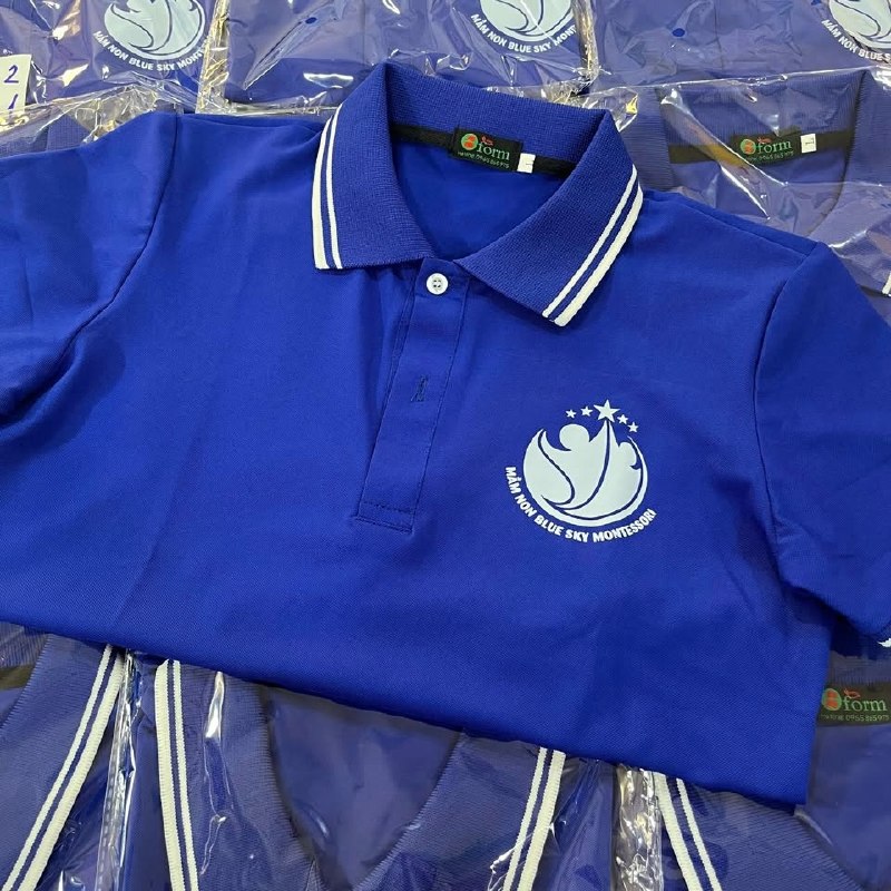 đồng phục mầm non áo polo xanh cobalt in logo Blue Sky Montessori