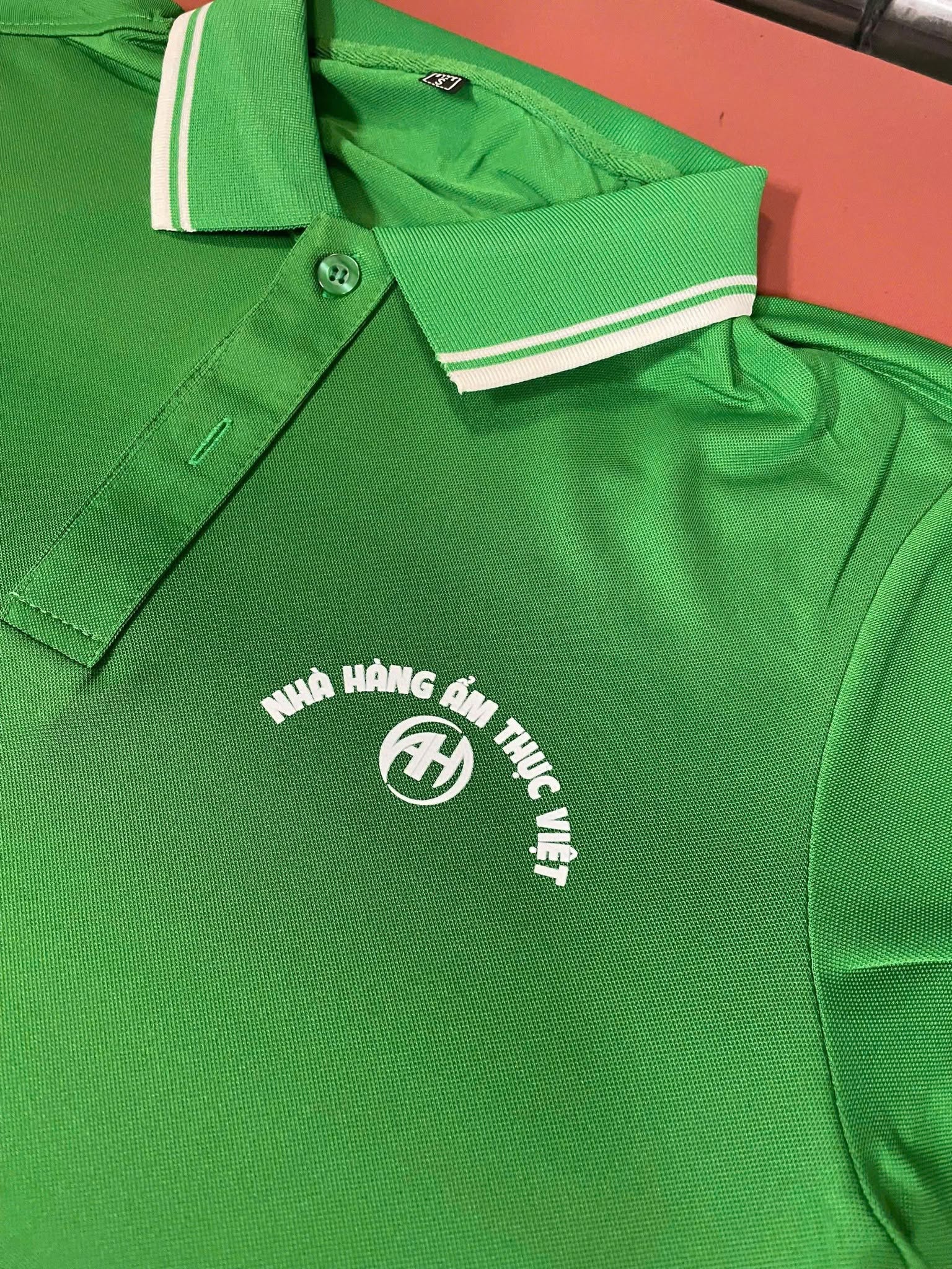 polo xanh lá in logo nhà hàng ẩm thực việt đồng phục cafe nhà hàng