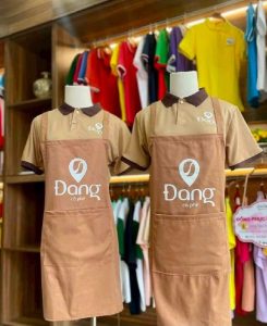 2026 08 dong phuc quan ca phe polo be nau tap de in logo dang ca phe