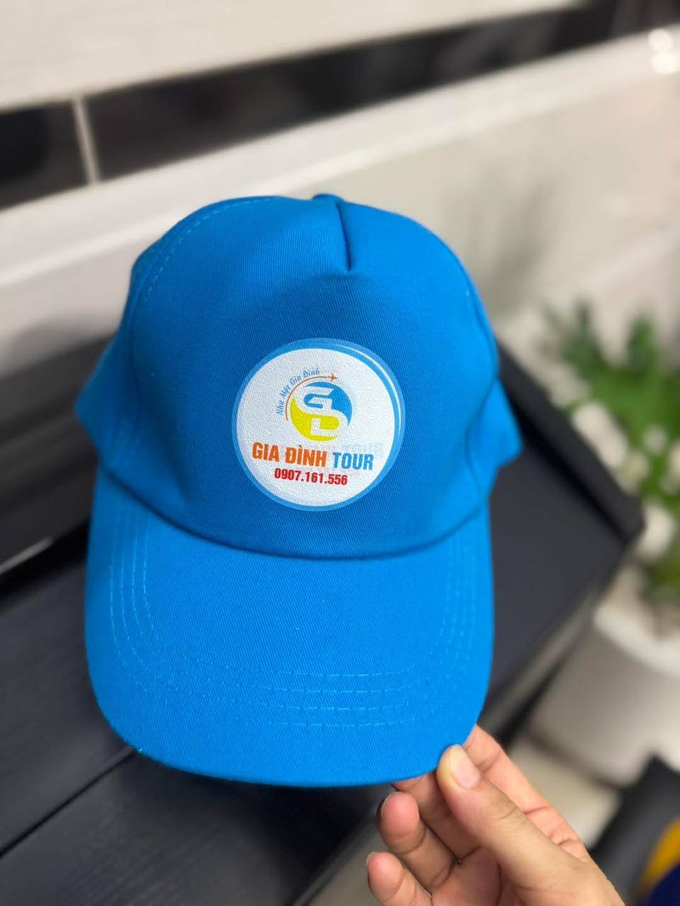 Nón Quảng Cáo Sự Kiện Du Lịch: 6 Mẫu Thật Từ Khách Hàng Thành Công 11 Nón xanh dương in logo Gia Đình Tour