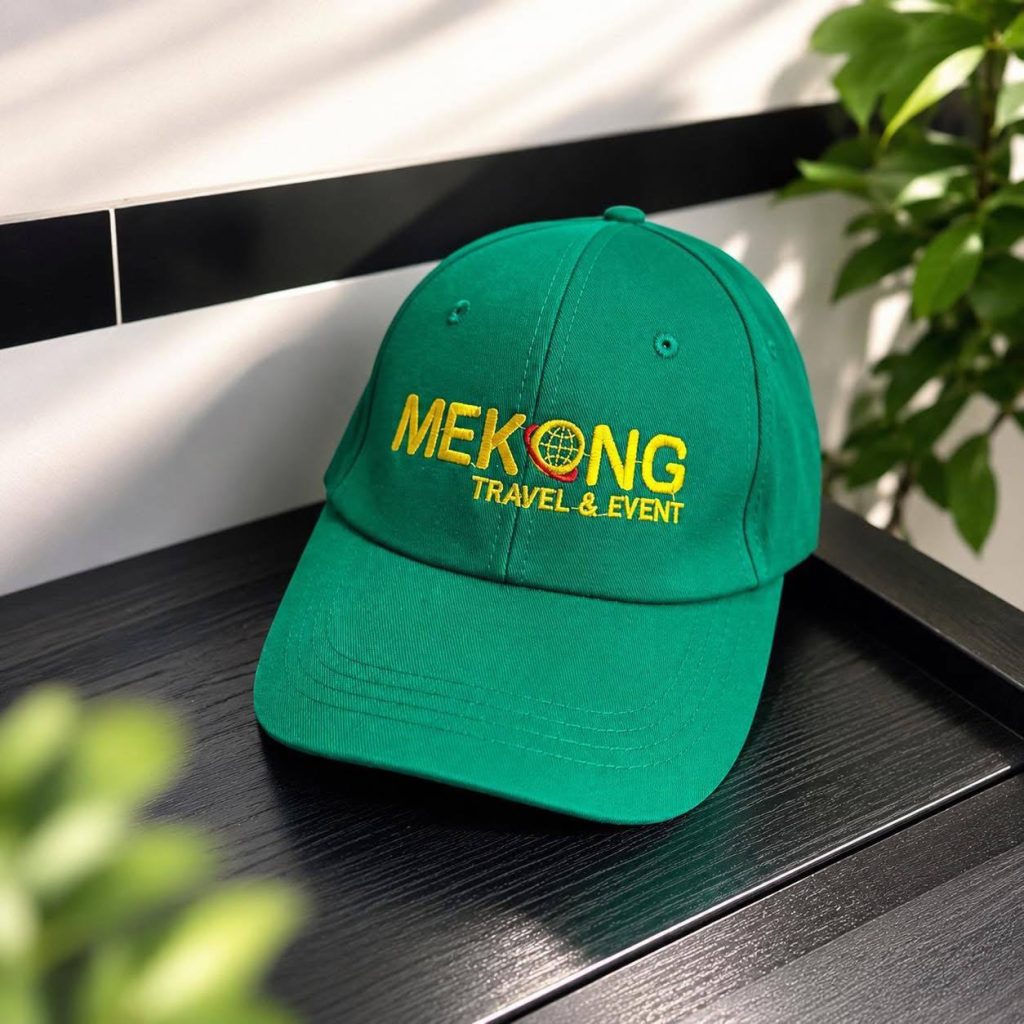 Nón Quảng Cáo Sự Kiện Du Lịch: 6 Mẫu Thật Từ Khách Hàng Thành Công 6 Nón xanh lá thêu logo Mekong Travel & Event — thêu chữ vàng nổi bật