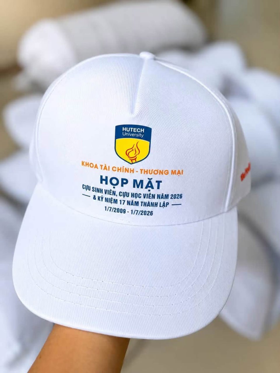 Nón đồng phục sự kiện trường học HUTECH — cận cảnh logo in sắc nét