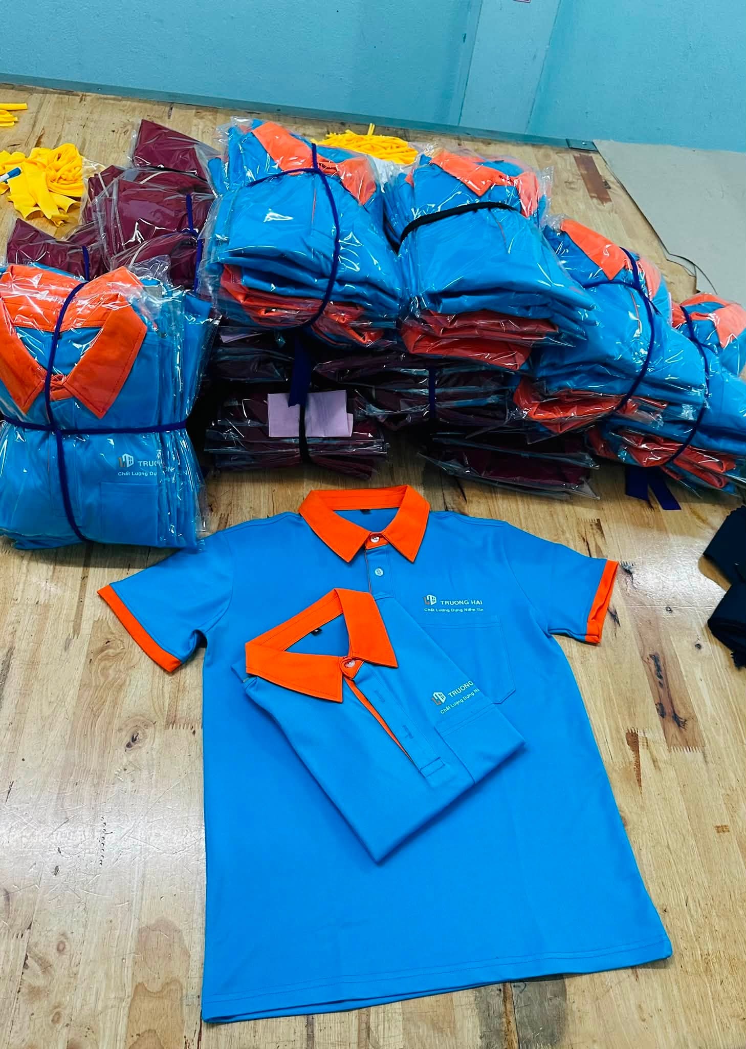 polo cobalt cam Trường Hải Windoors nhìn từ trên lô hàng xưởng may